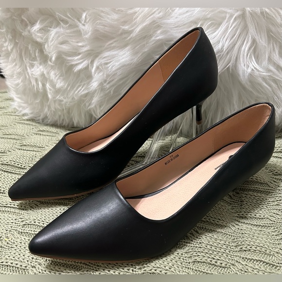 Audrey Collection Black Pointed Toe Heels - Picture 3 of 6